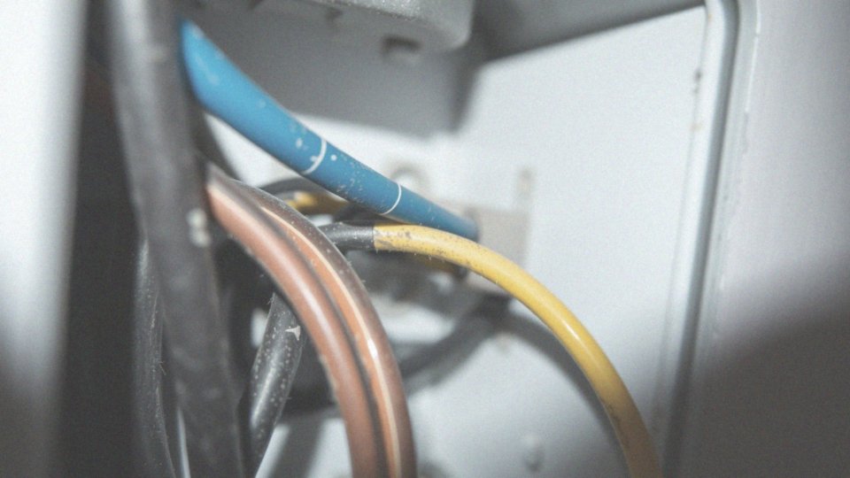 Jakie napięcie ma niebieski kabel?