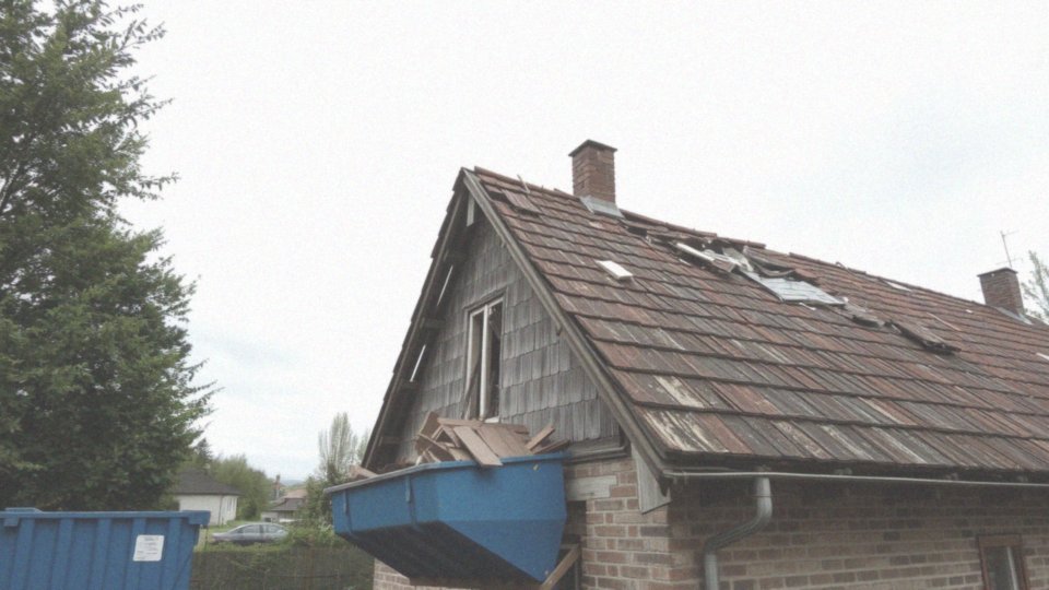 Jakie są koszty demontażu starego pokrycia dachowego?